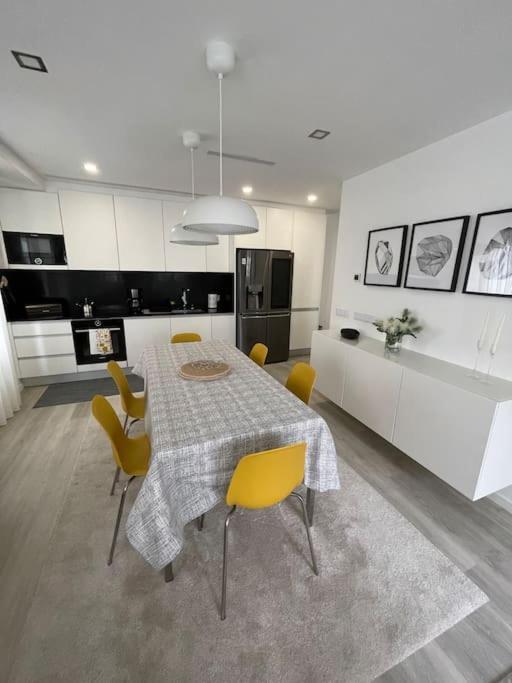 Modern 1 Bedroom Center Apartment *