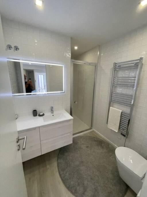 Modern 1 Bedroom Center