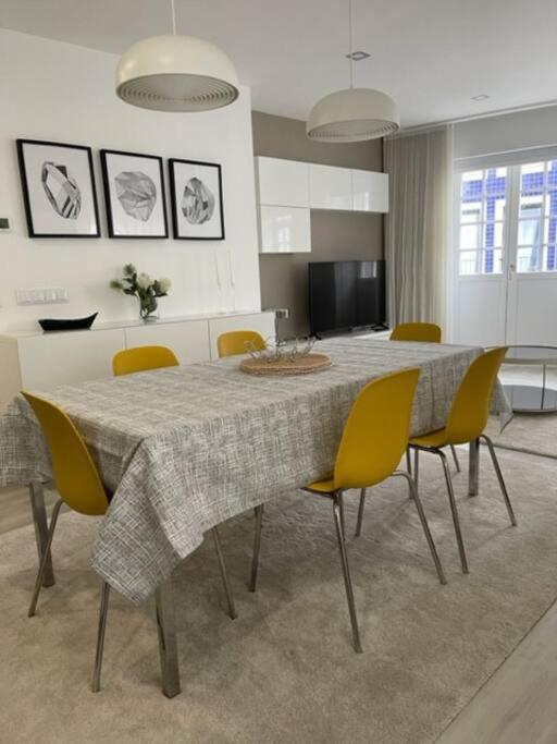 Modern 1 Bedroom Center Apartment