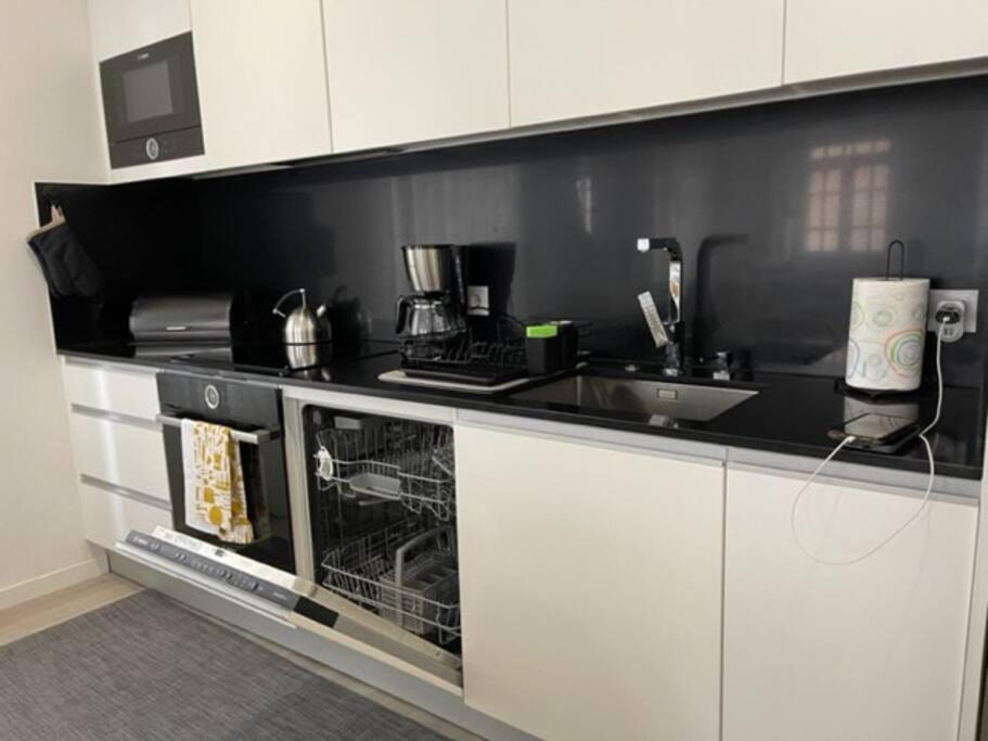 Modern 1 Bedroom Center Apartment *