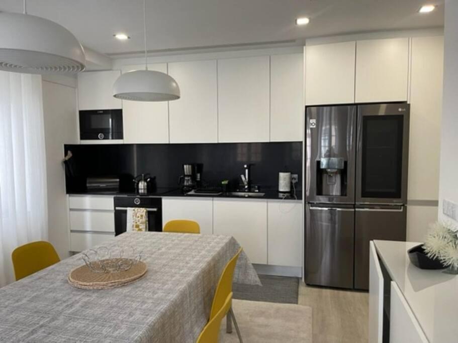 Modern 1 Bedroom Center Apartment